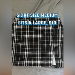 Short plaid skirt with a small slit, pretty stretchy